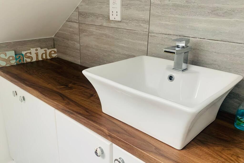 Love Lancing By The Sea With Optional Large Hot Tub Sleeps Up To 8 & Free Parking Villa Ngoại thất bức ảnh